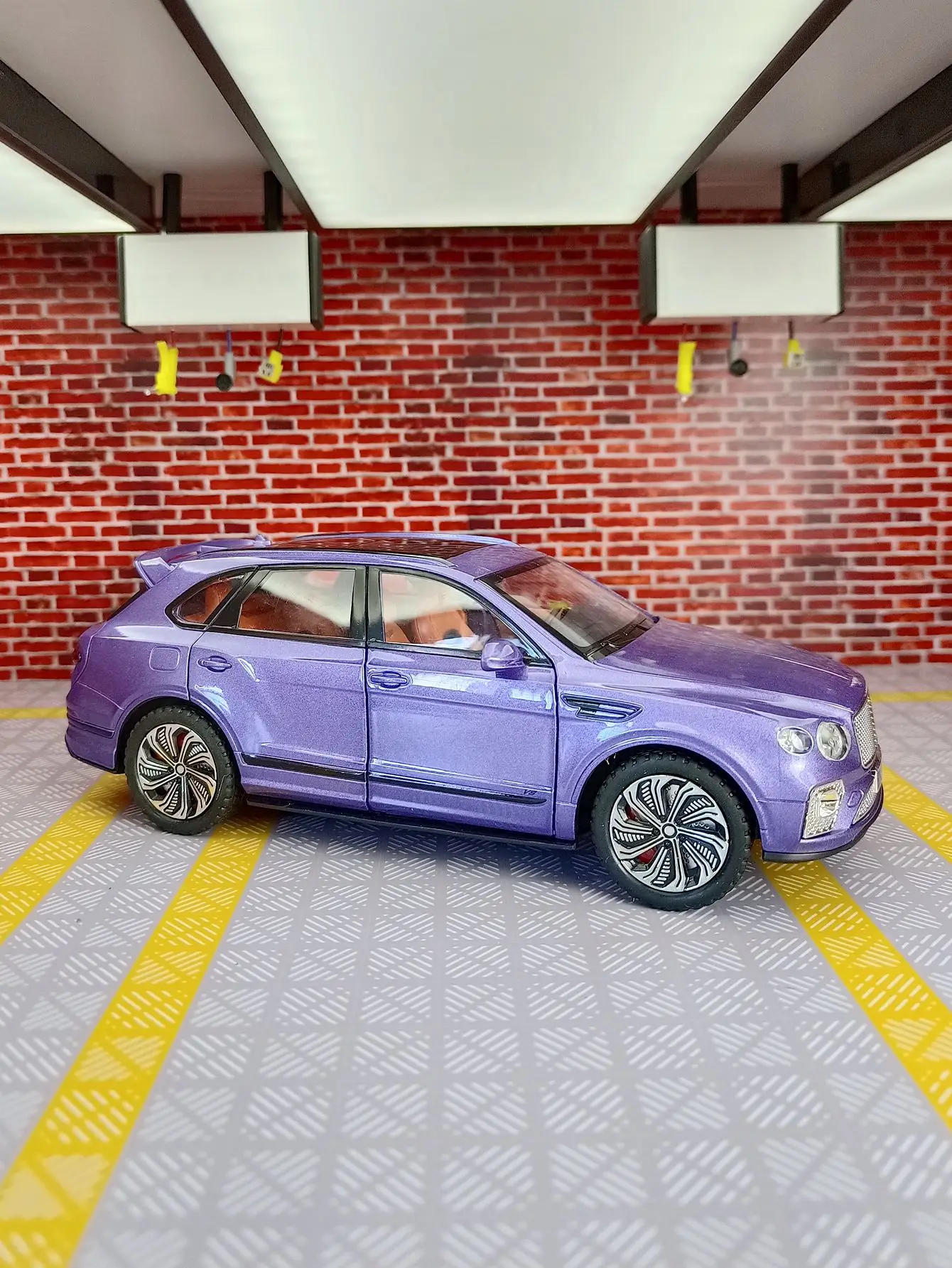 1:24 Bentley Bentayga Model samochodu odlewane ze stopu pojazdy zabawkowe 6-drzwiowe można otworzyć z odciągiem zabawka dla dorosłych kolekcja ozdoba