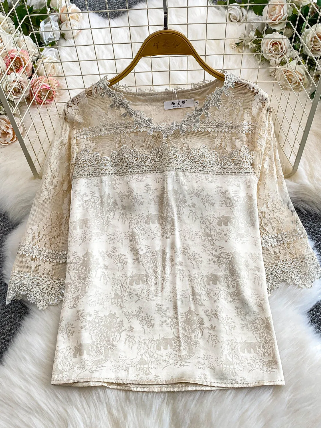 

Футболка в стиле ретро с тяжелой вышивкой и кружевом в стиле пэчворк V-Ne 3/4 све, женская новая свободная утягивающая футболка с атласным принтом, модный повседневный...