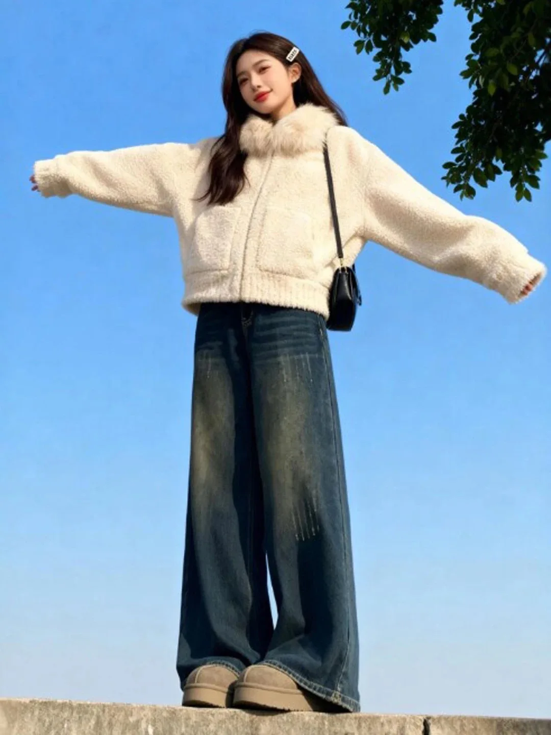 

Женская короткая куртка из кожи и меха с воротником из овчины, на флисовой подкладке, с застежкой-молнией, длинными рукавами