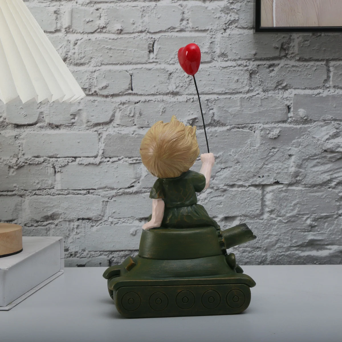 Banksy-Herz-Ballon und fliegendes Mädchen, inspiriertes Kunstwerk, moderne Skulptur, Heimdekoration, Statuendekoration – Detail 18