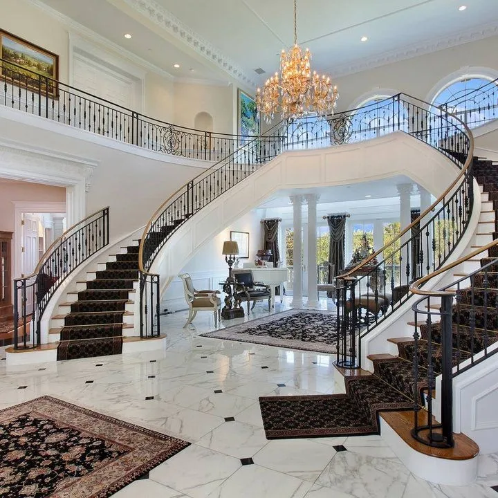 سلم حلزوني حديث مخصص مع درابزين معدني من الحديد المطاوع على شكل قوس زجاج منحني للشقق #1