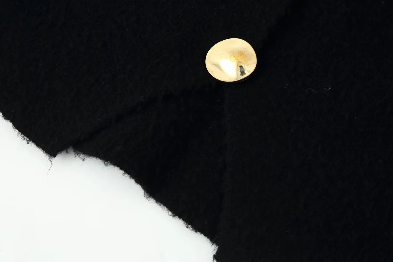 Krótki kardigan damski z metalowymi guzikami, dekolt w serek, stylowy strój do pracy, uniwersalny i podkreślający figurę.