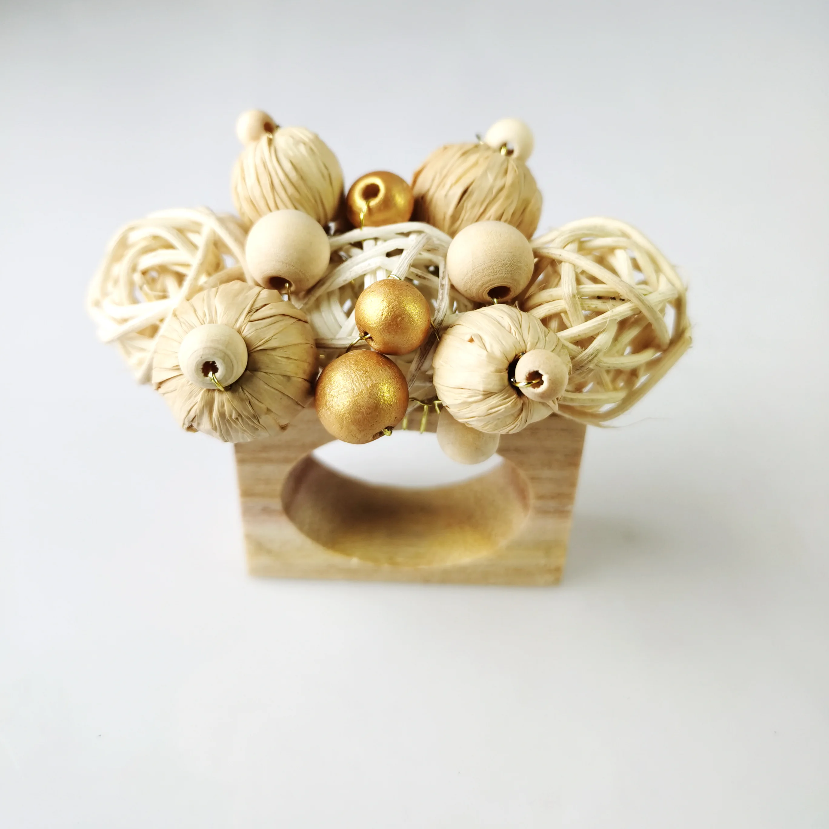 

Free Shipping Colorful Knitted Balls Wood Napkin Ring For Holidays And Wedding Set Of 4 Pcs