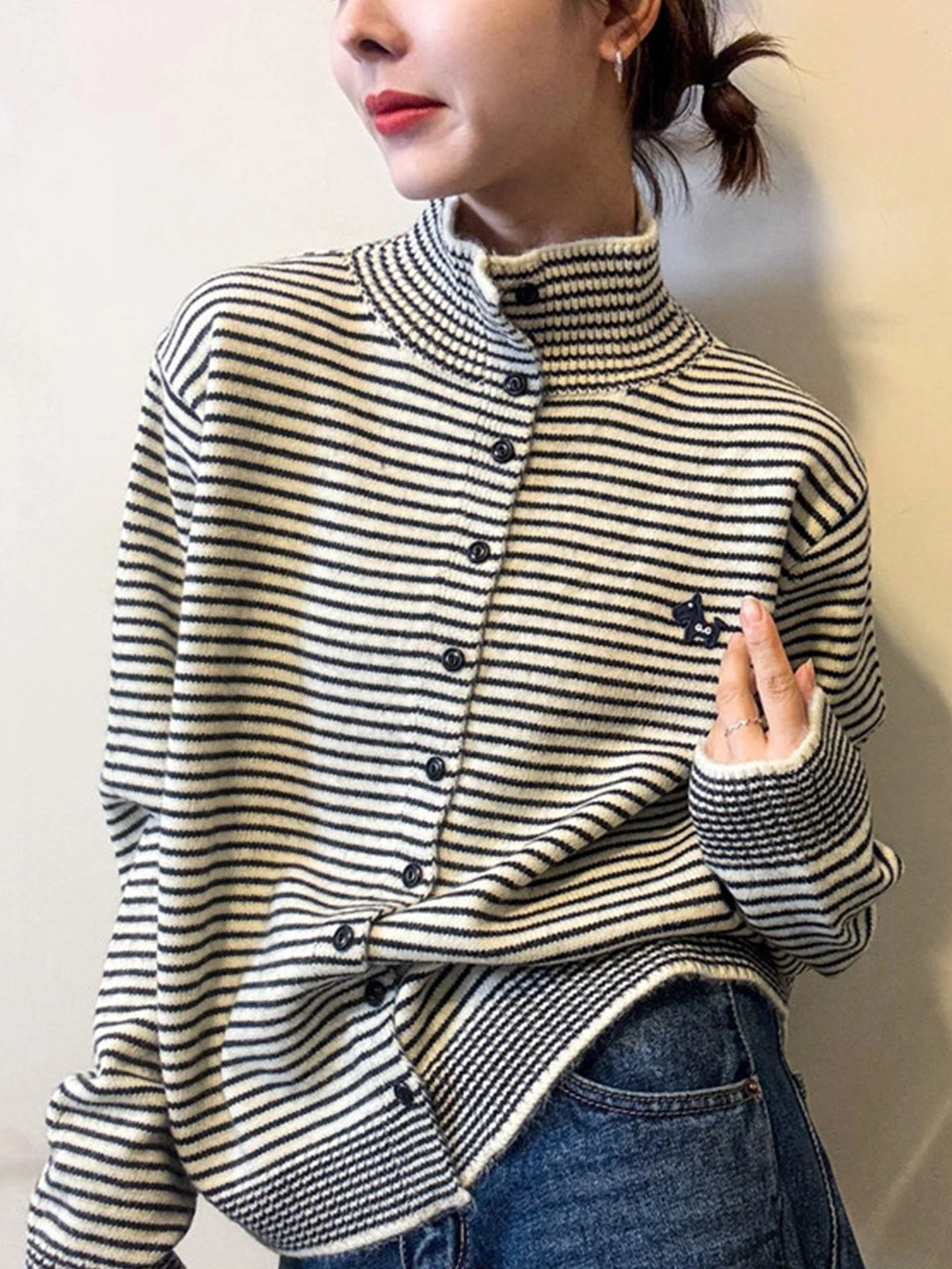 เสื้อไหมพรมแฟชั่นสำหรับเดินทางฤดูหนาว 2025 แขนยาว ทรงหลวม สไตล์เกาหลี กระดุมเดี่ยว ใส่ได้หลากหลาย สำหรับผู้หญิง