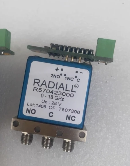 

R570413000 0-18 ГГц 28 В SPDT RF SMA RF Коаксиальный переключатель