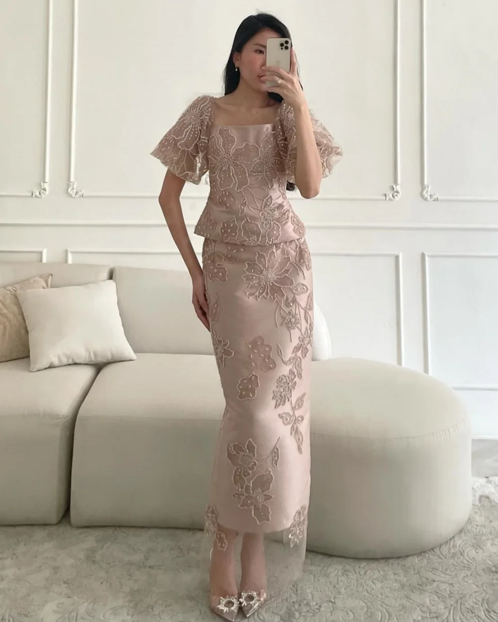 Maßgeschneiderte, elegante, modische, charmeusefarbene, mit Perlen besetzte, gerade, knöchellange Kleider mit hohem Kragen, maßgeschneiderte Kleider für besondere Anlässe