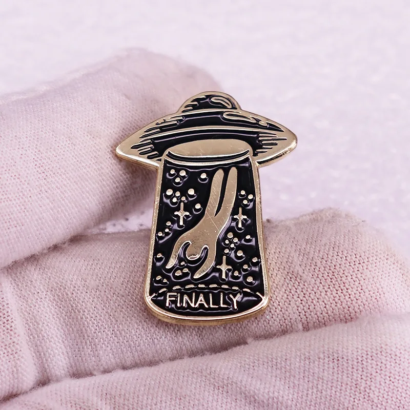 Pin Club | Creative Alien UFO Enamel Brooch Cartoon Custom Inhaled Spacecraft Badges High Quality Hat Accessories Gift Wholesale