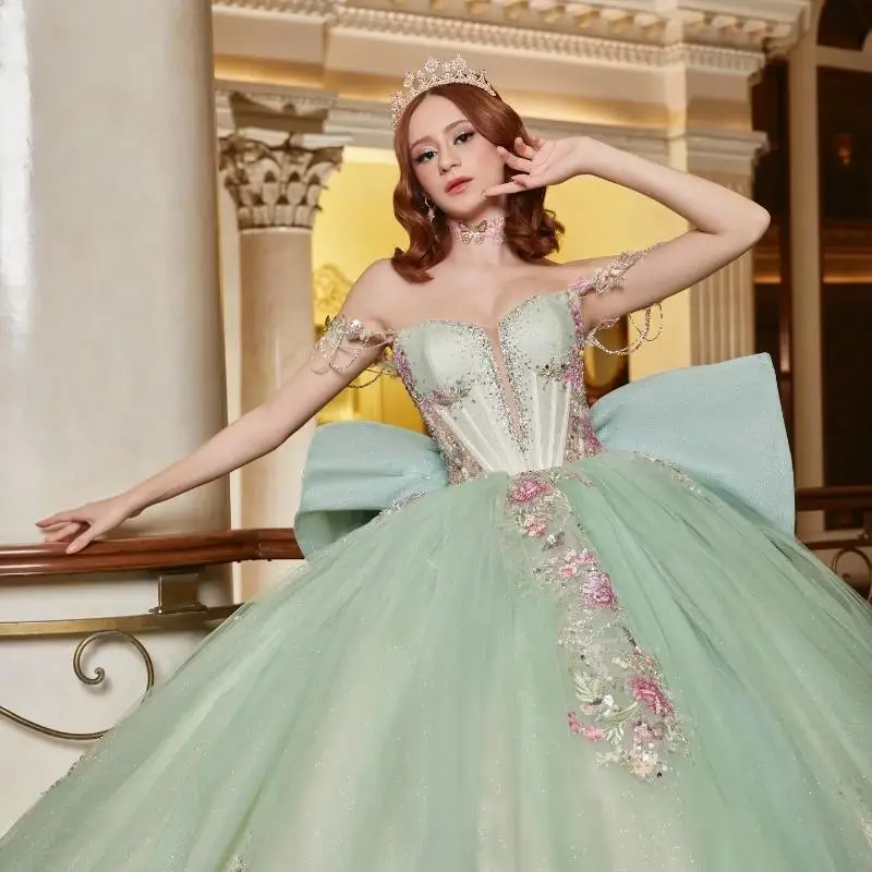 Verde menta lucido 2025 Abiti stile Quinceanera Applique in pizzo Fiocco di cristallo Tull Abito da ballo Abito da sposa Festa di compleanno Abiti 15 De Anos