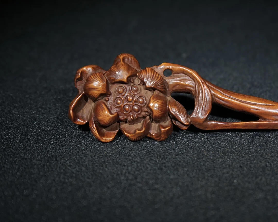 Chinese retro boxwood wood carving seiko carving lotus hairpin classical step shaking