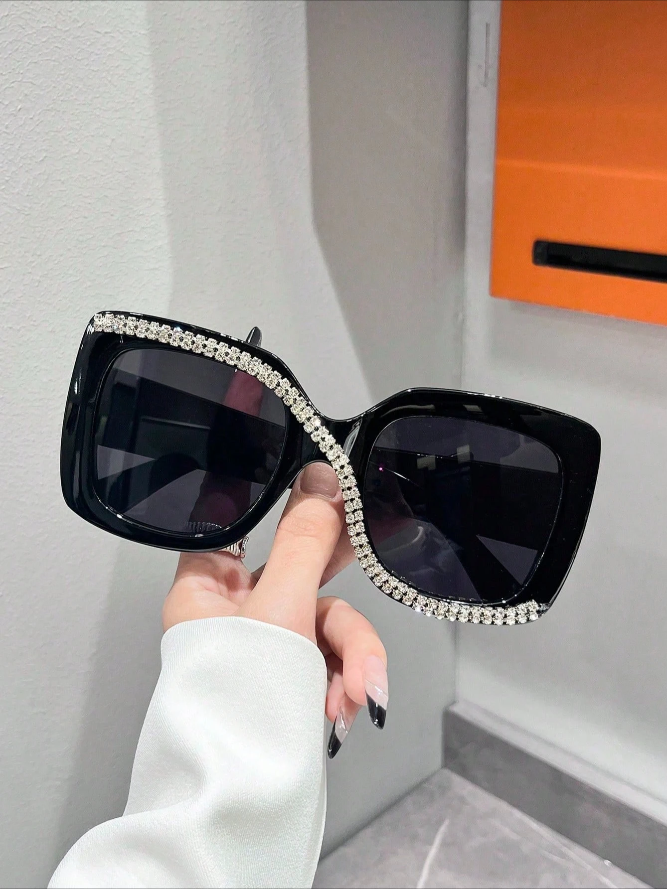نظارات شمسية مربعة الشكل للجنسين بتصميم عصري فاخرة ومرصعة بالألماس وواقية من الأشعة فوق البنفسجية