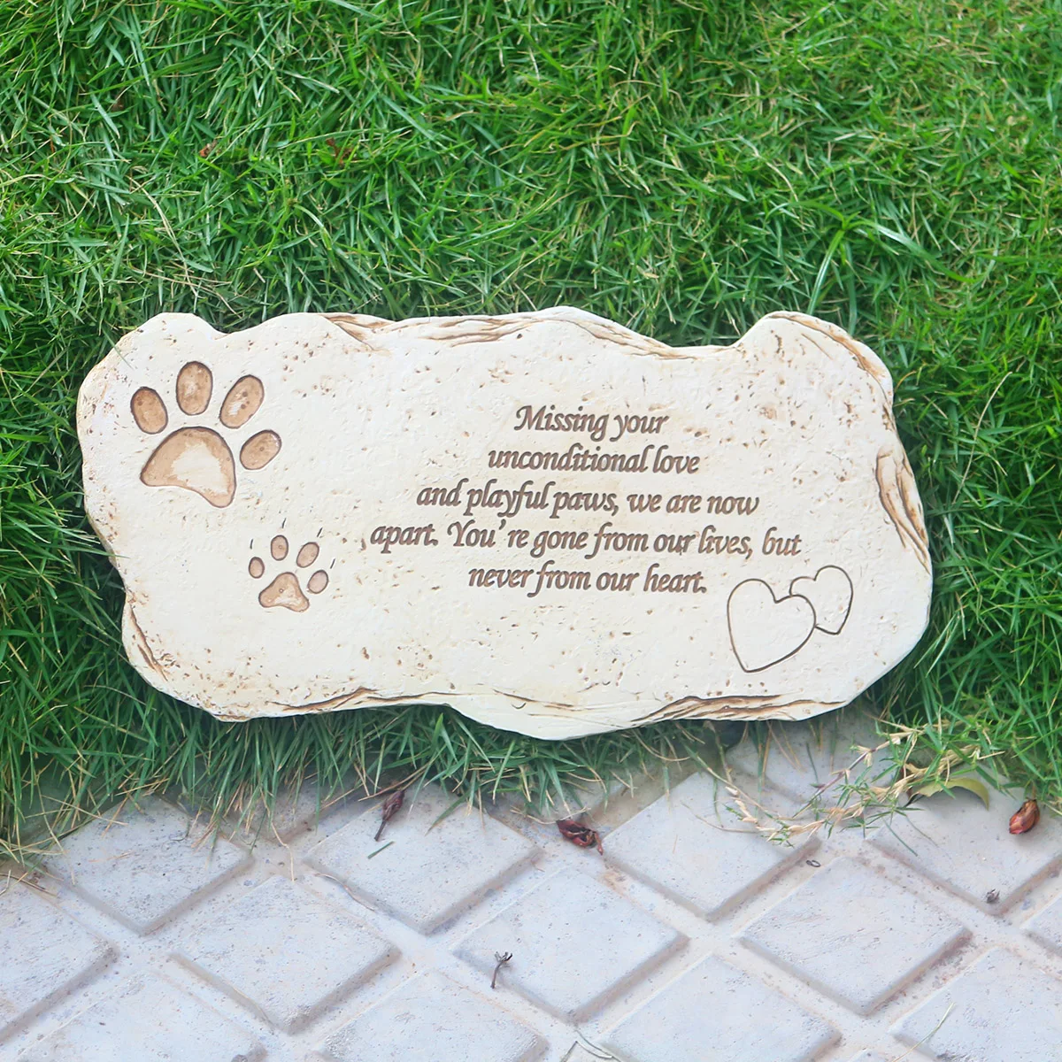 Heartfelt Memorial Stone for Outdoor Garden Display Paw-Printed Resin Pet Tribute Ornament EngravedPet names can be engraved.