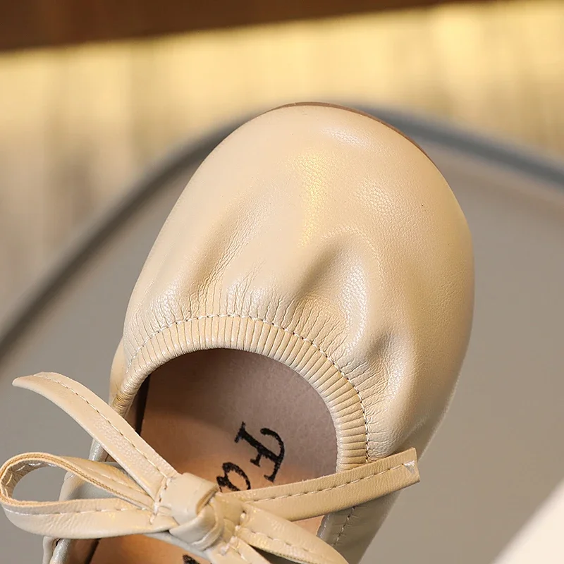 Dziewczęce buty na płaskim obcasie 2022 modne dziecięce buty z kokardą w stylu Retro dziecięce miękkie podeszwy plisowana, na co dzień buty na