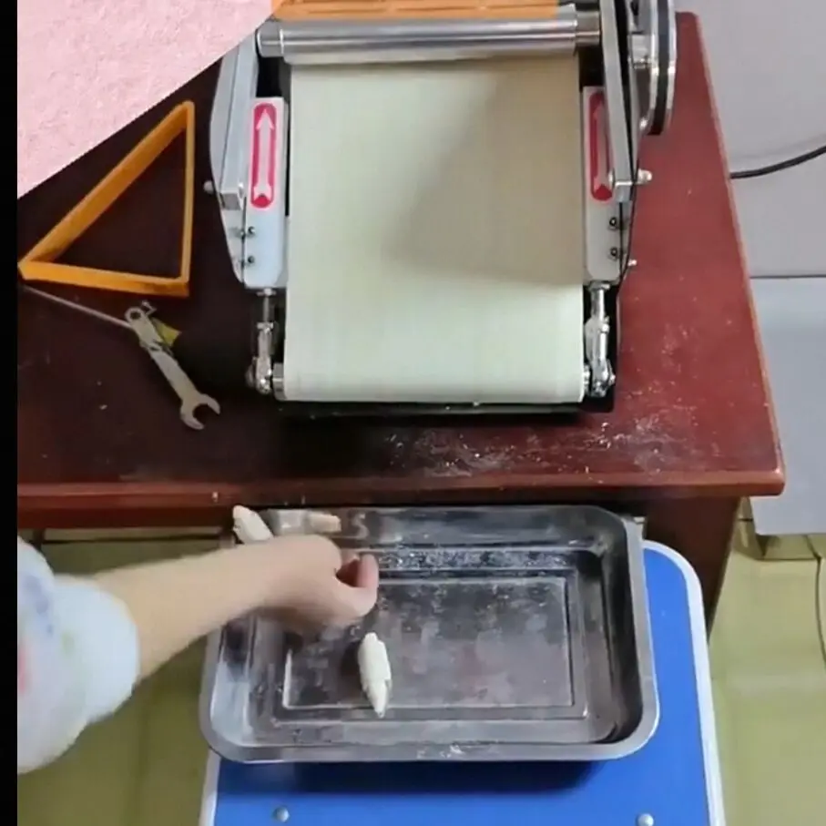 

Итальянская настольная машина для формирования круассанов, мини-машина для придания формы круассанам, машина для раскатки теста