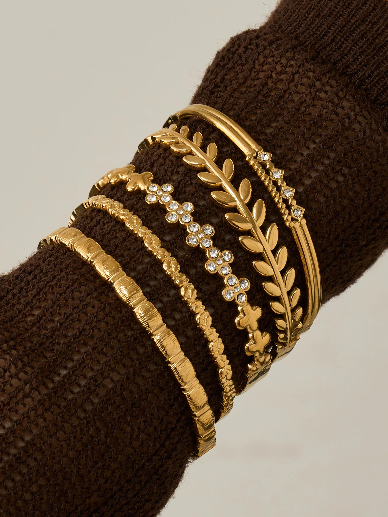 Statement-Blatt-Armreifen, Zirkon-Blumen-Armreifen, 18k vergoldete Edelstahl-Armreifen, strukturierte Armbänder für Damen – Detail 3