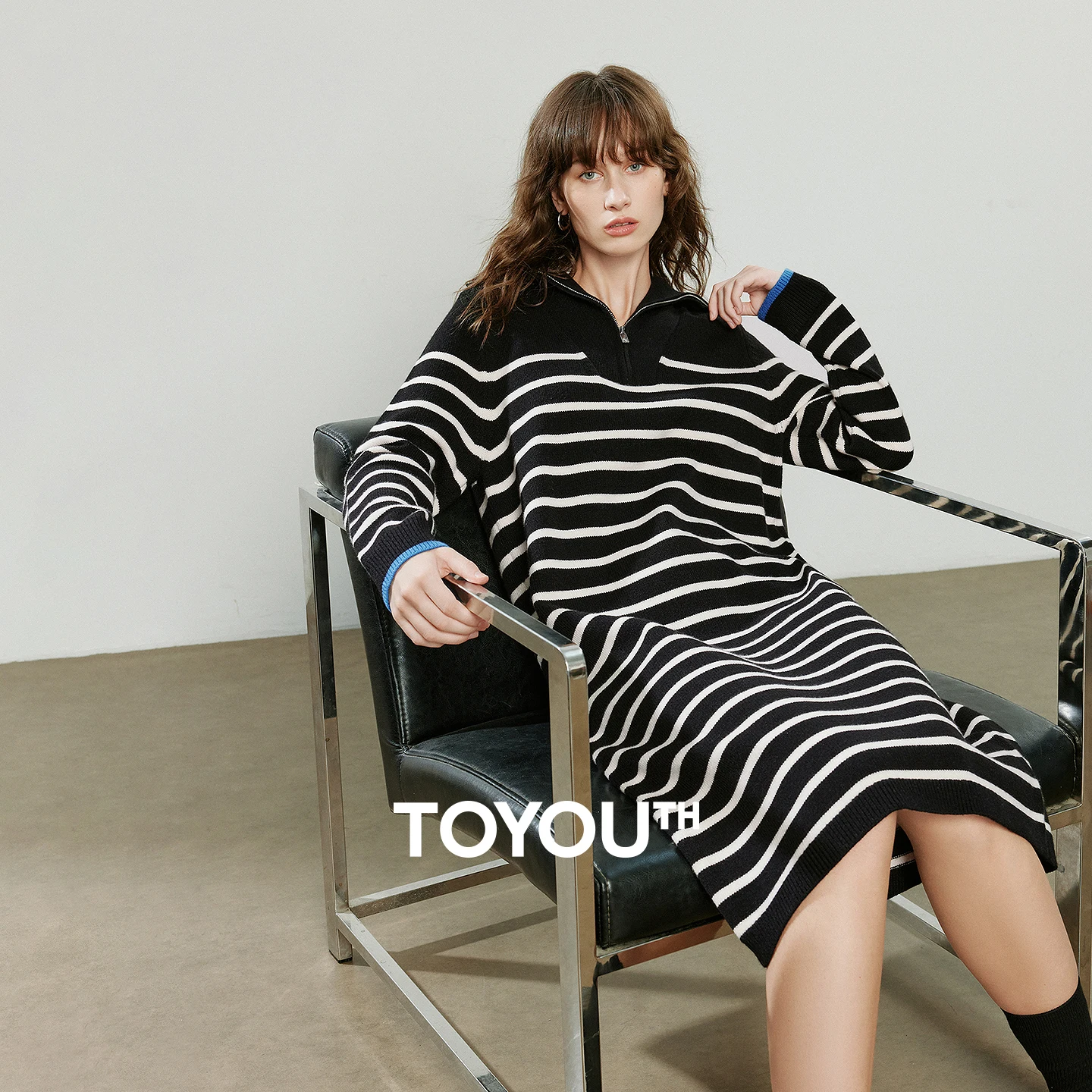 

TOYOUTH женские платья 2025, новые зимние свободные утягивающие трикотажные платья с лацканами на молнии в черно-белую полоску ​