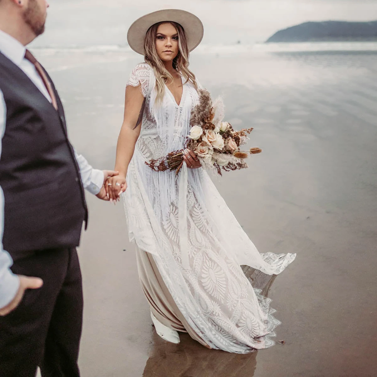 Boho franjas cílios renda vestido de casamento uma linha manga boné sem costas decote em v maternidade praia alta fenda vestido personalizado com borlas