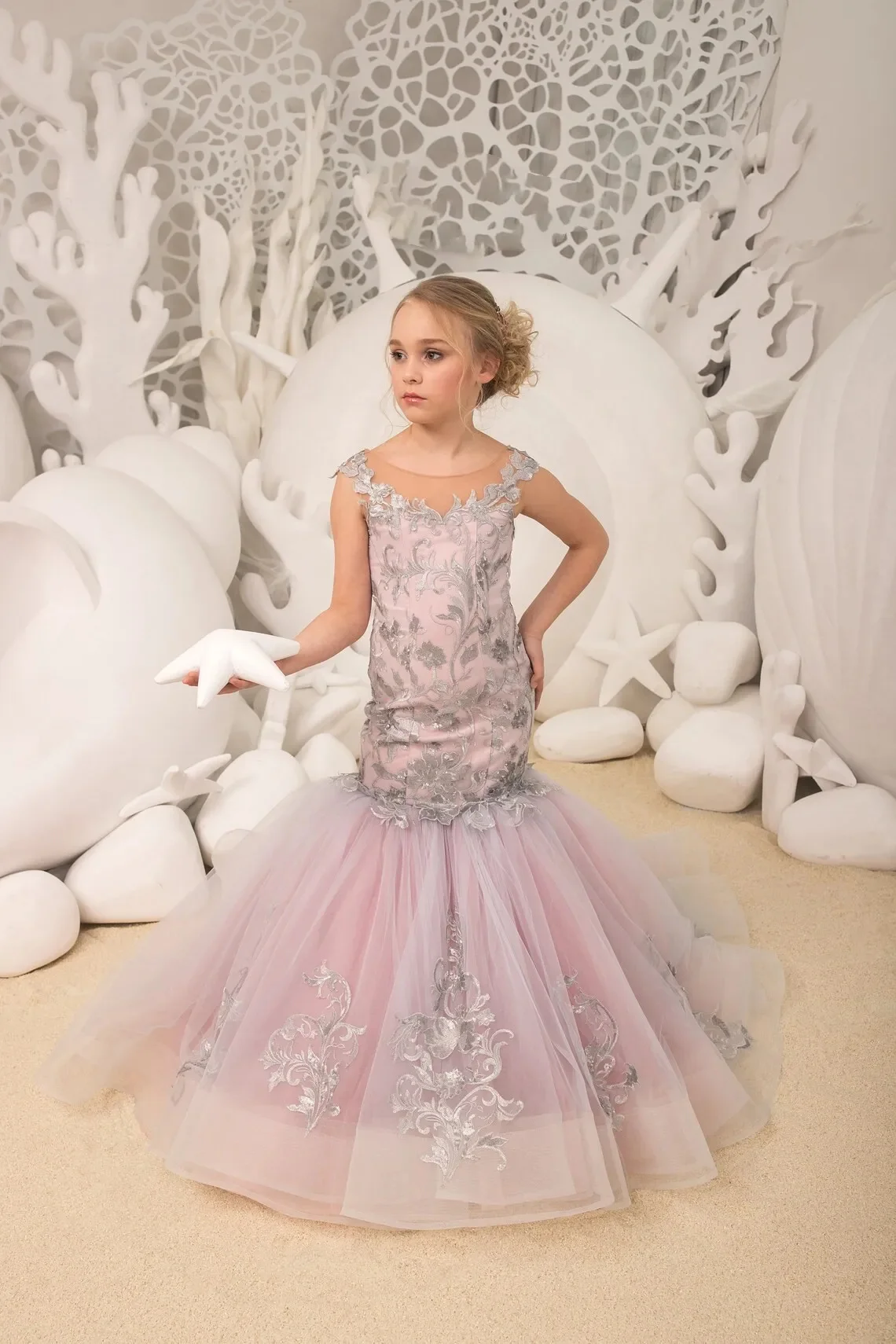 

Customized Lace Tulle Flower Girl Dresses For Wedding Silvery Appliques Backless Gorgeous Kids Birthday First Communion Gown