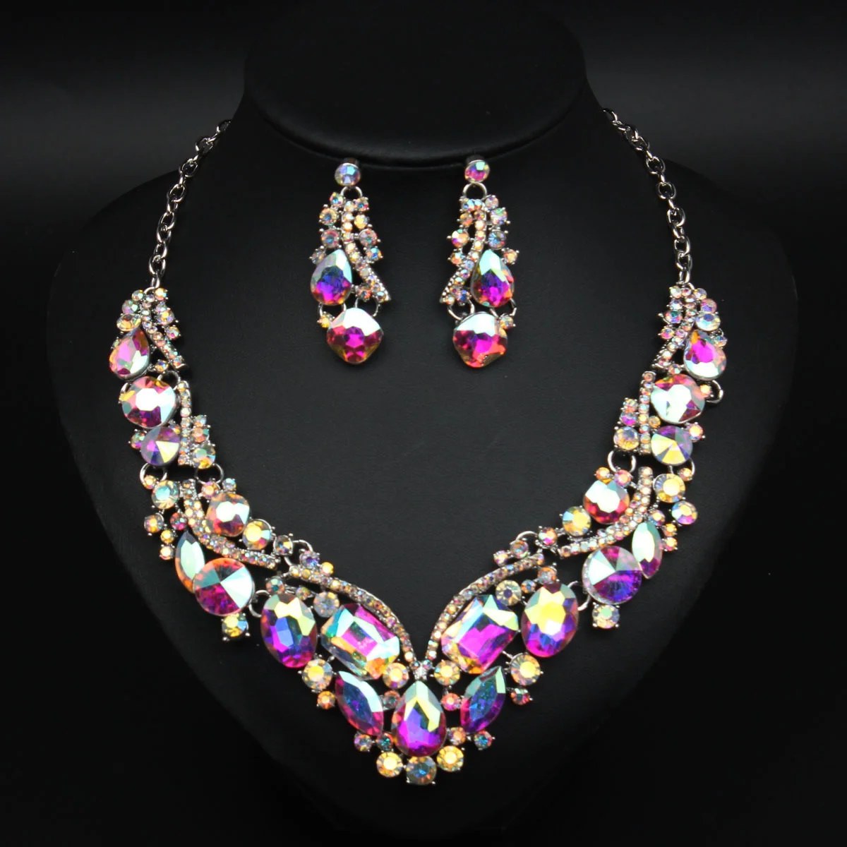 

Three-color artificial crystal necklace and earring set. High-quality waterproof jewelry. Gift for your wife.