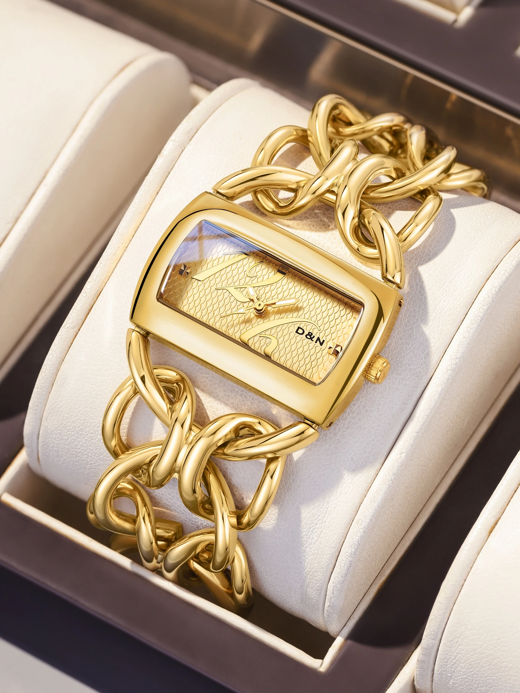 【DAYAND NIGHT】2025 New Women's Luxury Gold Quartz Bracelet: A Chic Statement Piece from Trend-Driven Designers