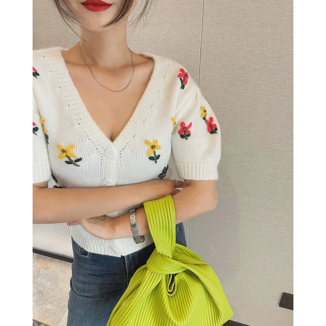 

Женский трикотажный топ с короткими рукавами-фонариками и вышивкой, приталенный, укороченный, весна-лето, новая модная повседневная одежда