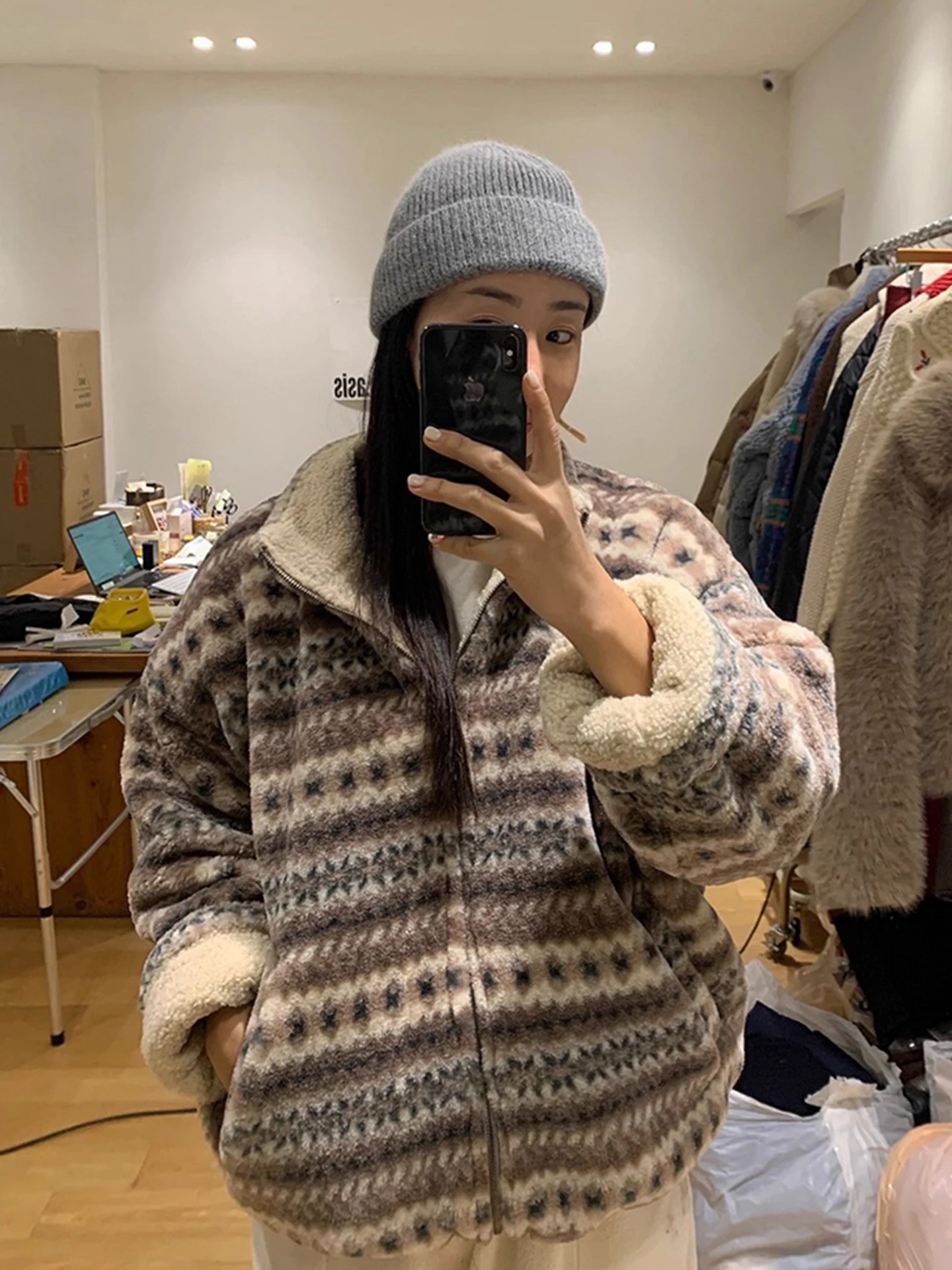 

Цветной воротник в стиле ретро Blo Intarsia Jaet из овечьего меха, женский зимний новый теплый хлопковый топ, длинная застежка-молния, корейский ...