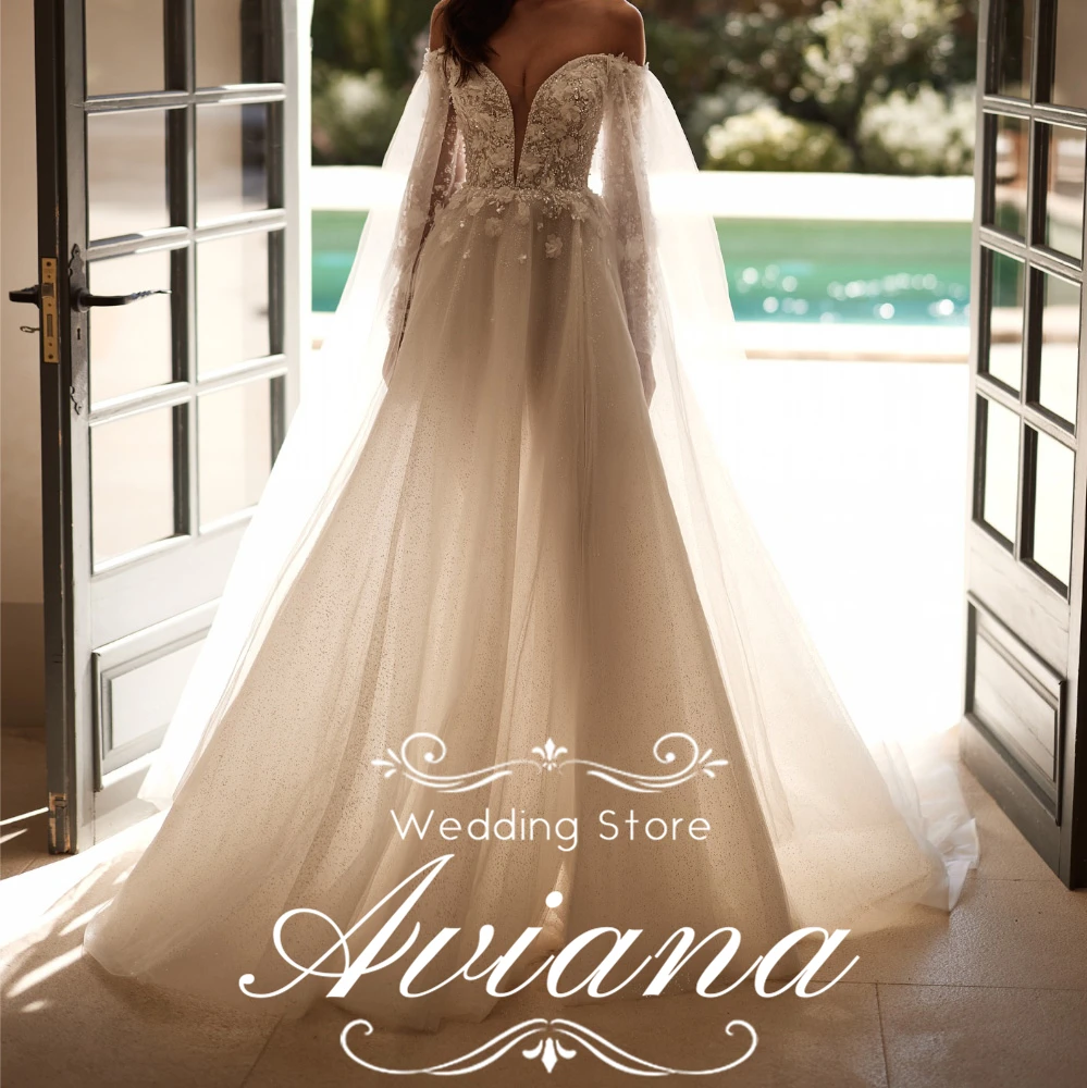 فستان زفاف Aviana مخصص قبالة الكتف وأكمام طويلة ورقبة على شكل V عميقة ومطرز بالخرز من الدانتيل مع فتحة عالية وقطار طويل