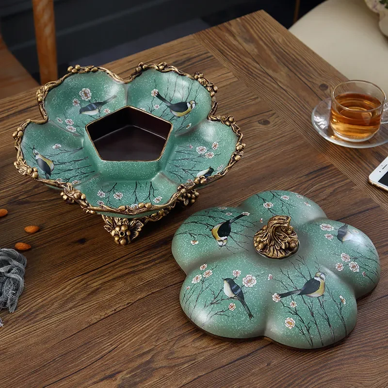 High-grade European creative dried fruit plate with grid and cover, dustproof candy plate ornament, living room coffee table