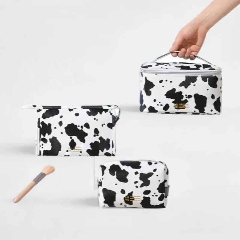 Tas rias modis lucu portabel motif sapi tas perlengkapan mandi rias multifungsi dengan ritsleting untuk liburan berkemah pesta.