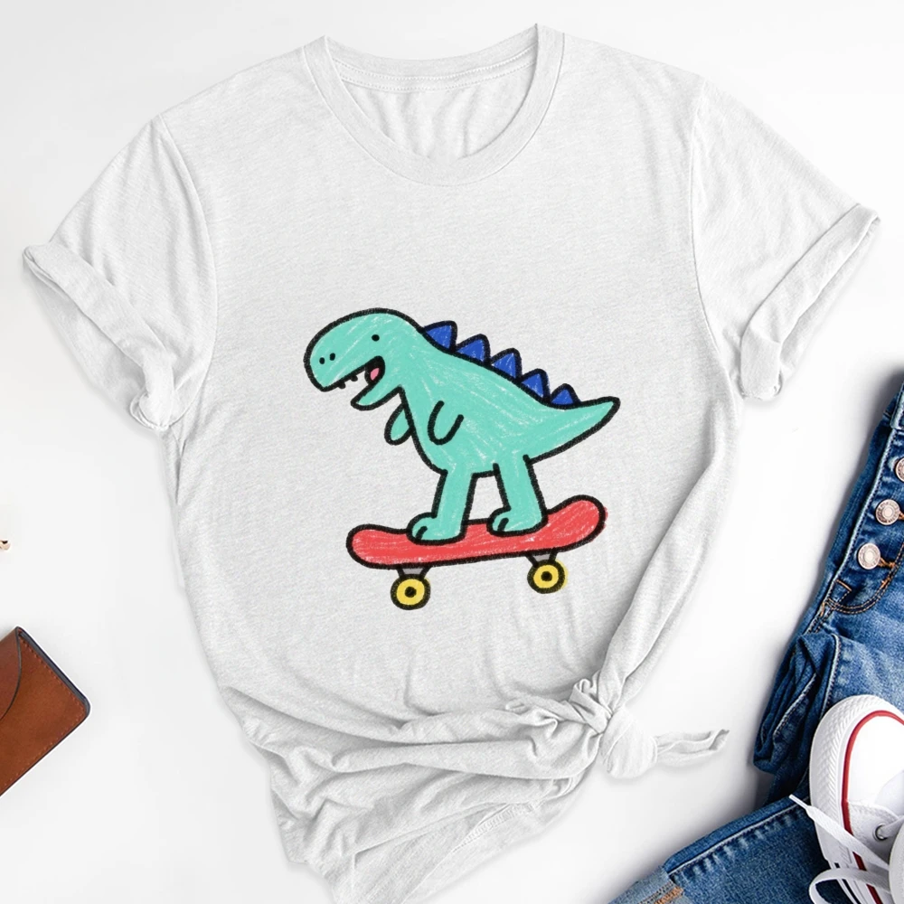 

Футболка с рисунком милого динозавра на скейтборде, игривый мультяшный дизайн с рисунком динозавра для повседневного забавного влюбленного стиля, идеально