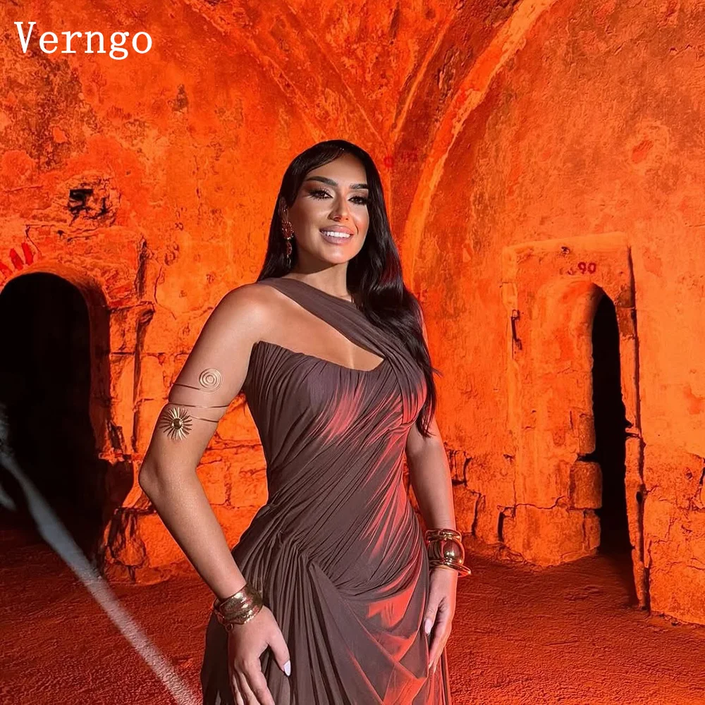 فستان سهرة شيفون بني من Verngo بدون حمالات مطوي للمناسبات الرسمية فستان أنيق بفتحة جانبية فستان حفلات عربية مخصص