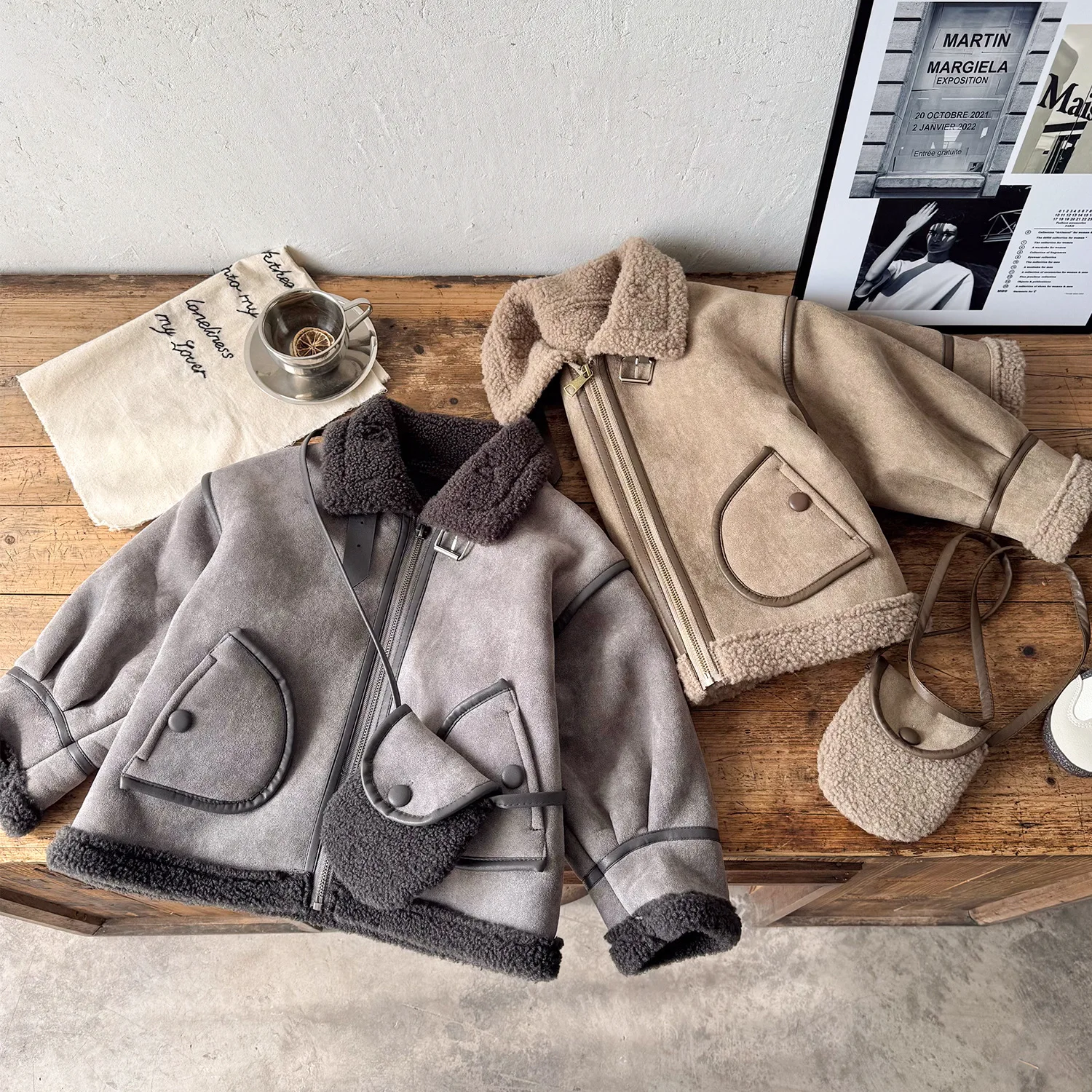 

Интегрированная куртка для маленьких мальчиков, новое зимнее утепленное флисовое пальто с отложным воротником для маленьких девочек, однотонное пальто + сумка для маленьких девочек