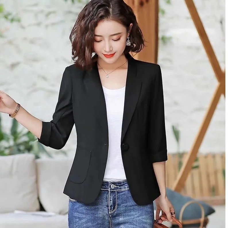 Blazer, jugendliche Damenkleidung, zierliche Knopfleiste, modernes Kleidungsstück, abnehmbarer Damen-Binde-Look, Fahison Fat, besonders charmant, zart