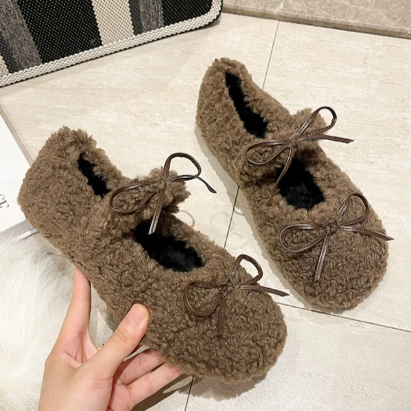 Sapatos peludos versáteis para mulheres no outono e inverno, novos sapatos baixos de boca rasa com laço de borboleta e bico redondo, sapatos femininos de veludo