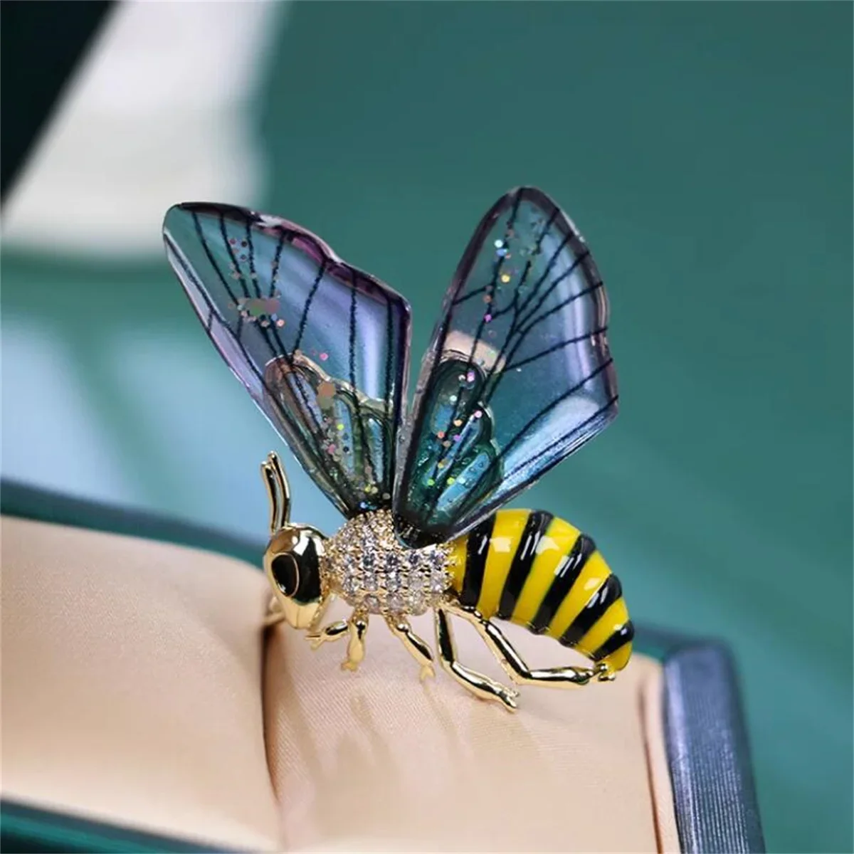 Bee Brooch Elegant High-End Gradient Color Wings Insect Brooch Exquisite Romantic Jewelry Accessories Birthday Party Gift 2024