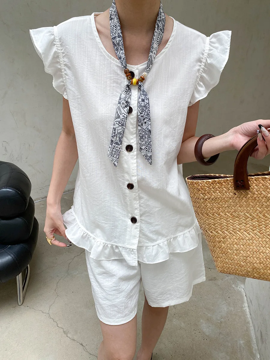 Sommerliches Damen-Set: Einfarbiges, ärmelloses Shirt mit Fungus-Edge-Details und kurzen Ärmeln sowie Shorts mit Kordelzug. – Detail 26