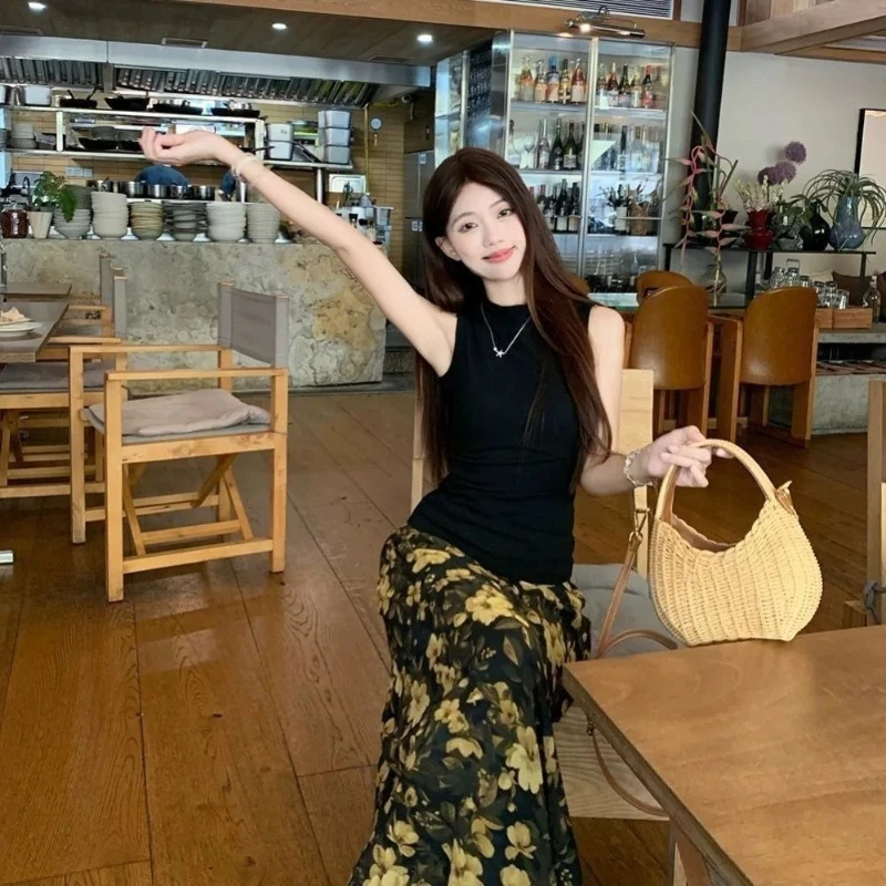 

Женский летний комплект: топ без рукавов и юбка миди, черный с цветочным принтом, облегающий, повседневный, элегантный, из двух предметов