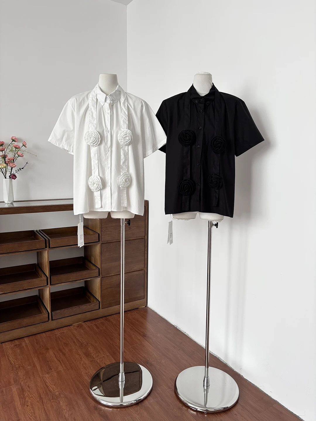 

Elegant Embroidered Short Sleeve Shirt Women's Summer White Shirt Design Sense Small Audience Turn-down Collar Commute Top