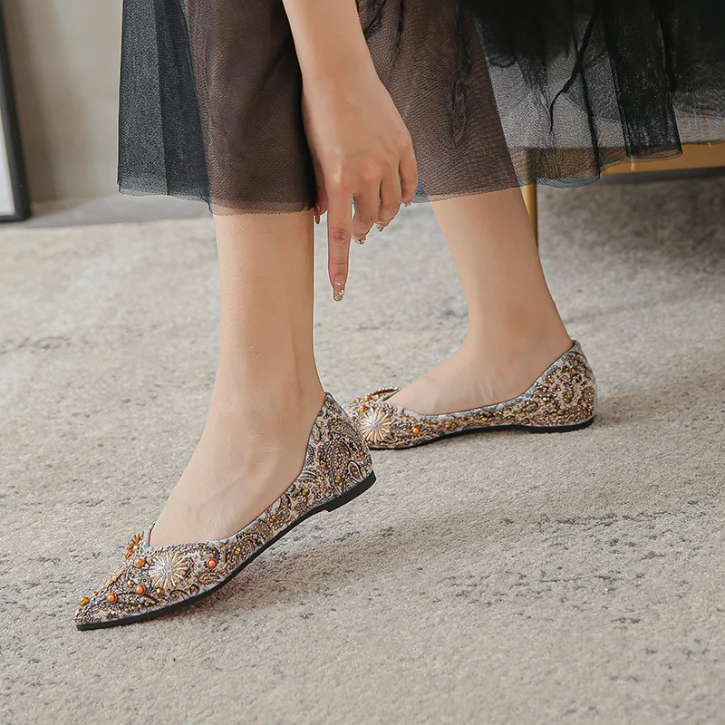 2024 nuove donne a punta mocassini con strass piatti rivetti autunnali classico Ladie Flats scarpe ballerine da donna scarpe da barca morbide