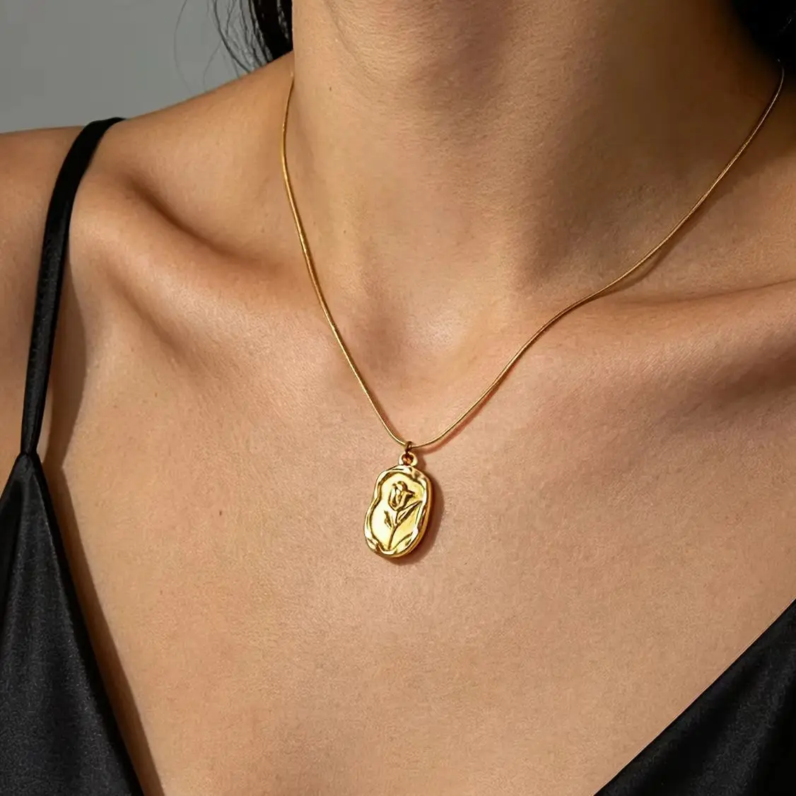Vintage Minimalist Coin Pendant Necklace Stainless Steel Tulip Star Sun Pattern Stackable Daily Choker Fashion Gift For Women