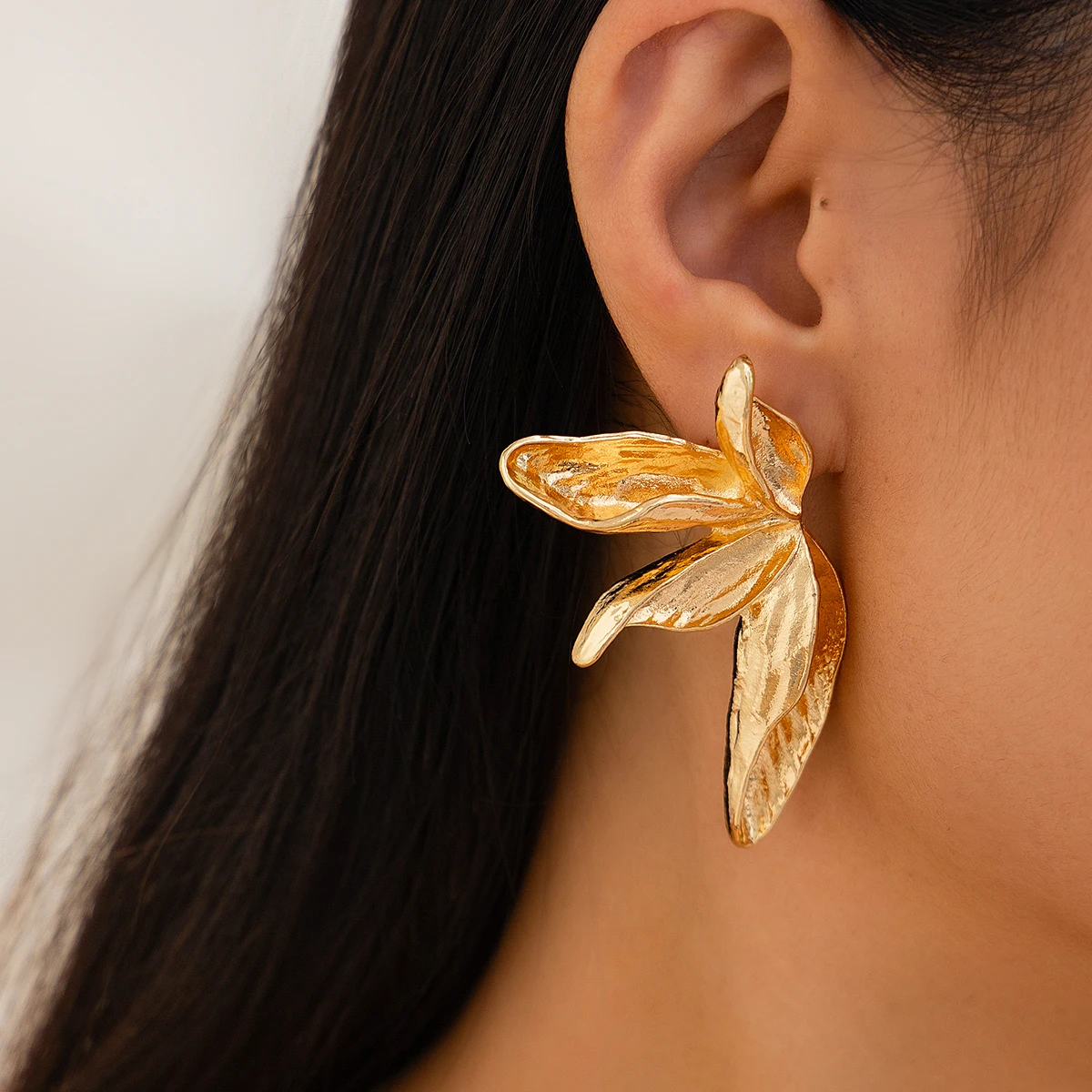 SHIXIN Elegant Gold Color Leaf Flower Stud Earrings for Women Vintage Maple Leaf Petal Piercing Earrings Fashion Jewelry Gift