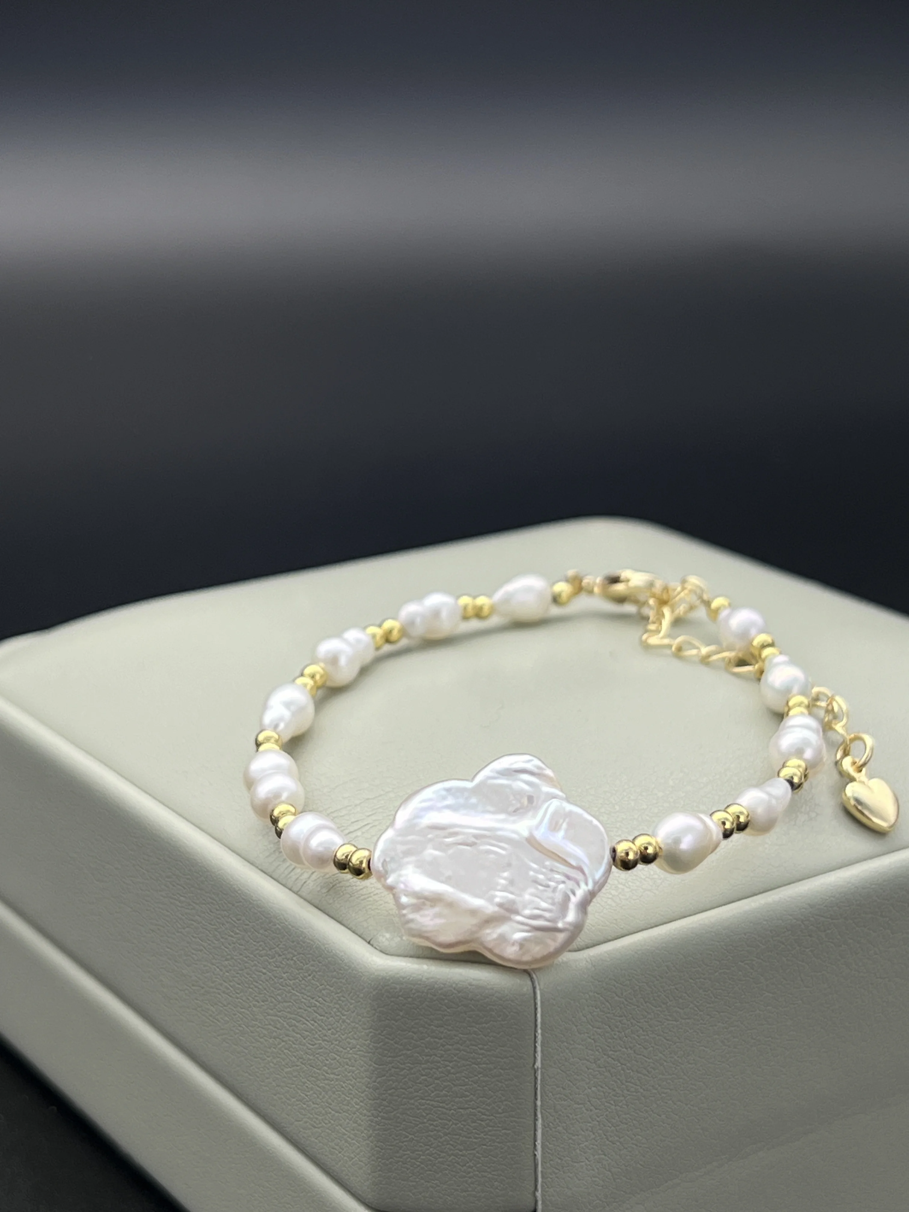 

Pearl Flower Charm Bracelet Adjustable Beaded Jewelry for Women Daily Wear