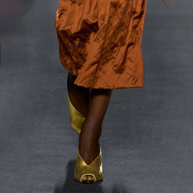 صنادل نسائية لربيع وصيف 2025 بتصميم جديد بكعب غريب بمقدمة مدببة أحذية نسائية بقصة ضيقة بمقدمة مفتوحة أحذية نسائية أنيقة