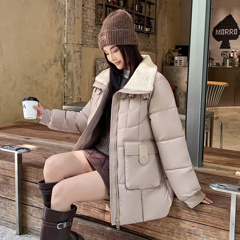 เสื้อแจ็คเก็ตแฟชั่นบุขนแกะหนานุ่ม อุ่นสบาย สำหรับผู้หญิง รุ่นใหม่ประจำฤดูหนาวปี 2025 ความยาวปานกลาง สไตล์ลำลอง ทันสมัย