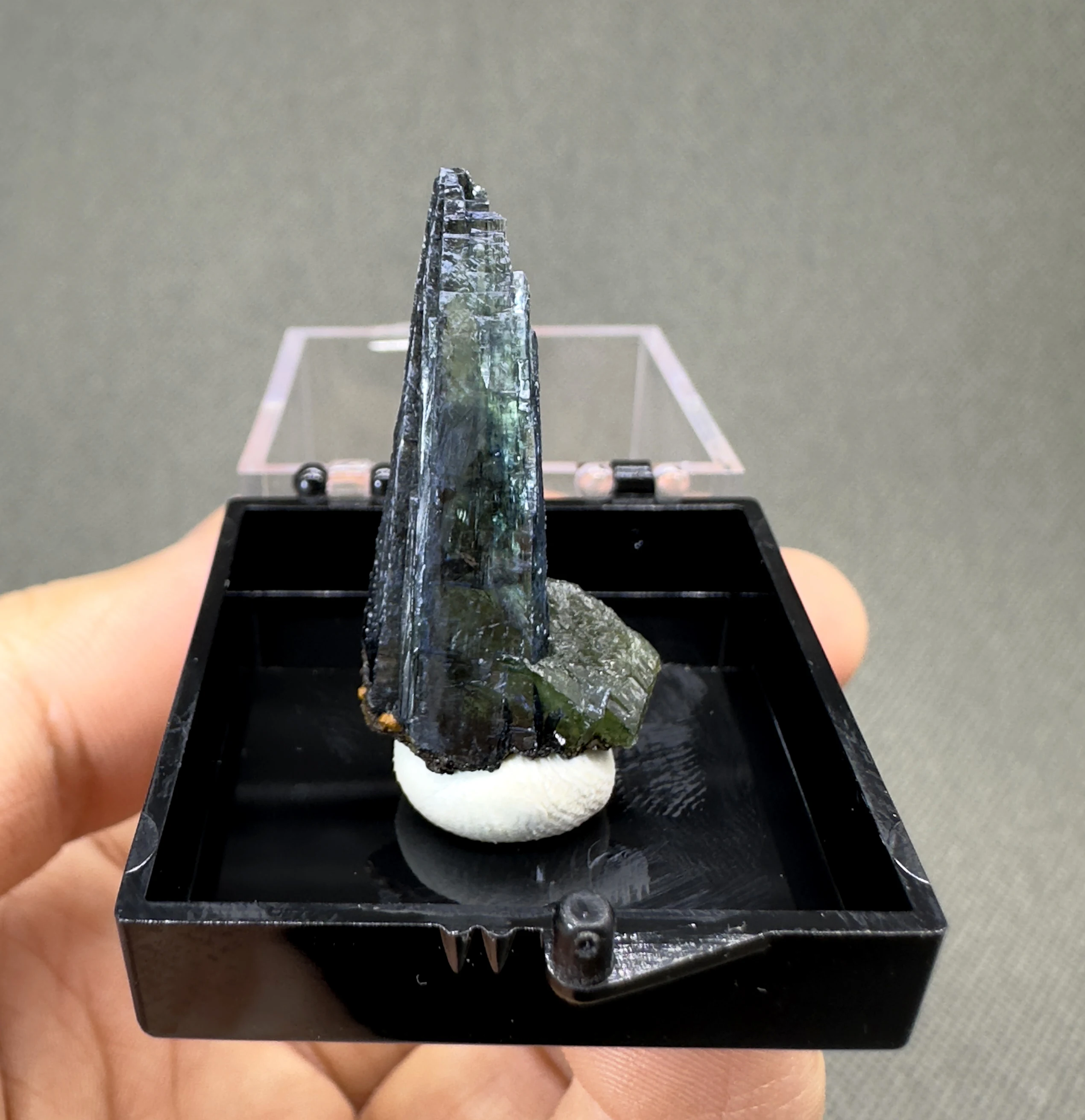 Натуральный редкий минеральный образец симбиита Людлалита и vivi + размер коробки 3,4 см + целебные кристаллы кварца и камни рок