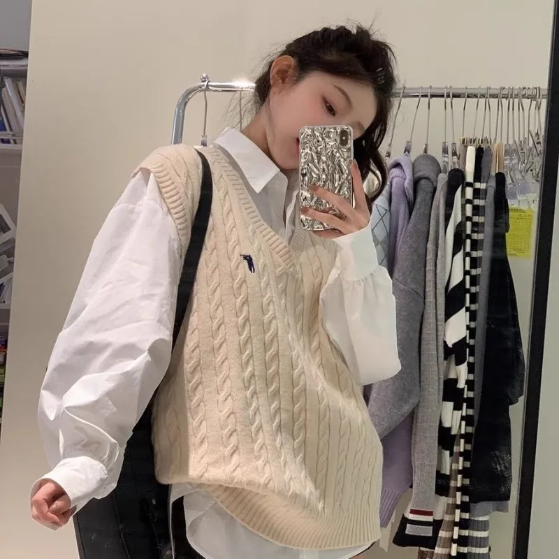 New college style overlapping Fried Dough Twists V-neck sweater vest Spring and autumn knitting vest V-neck knitting vest