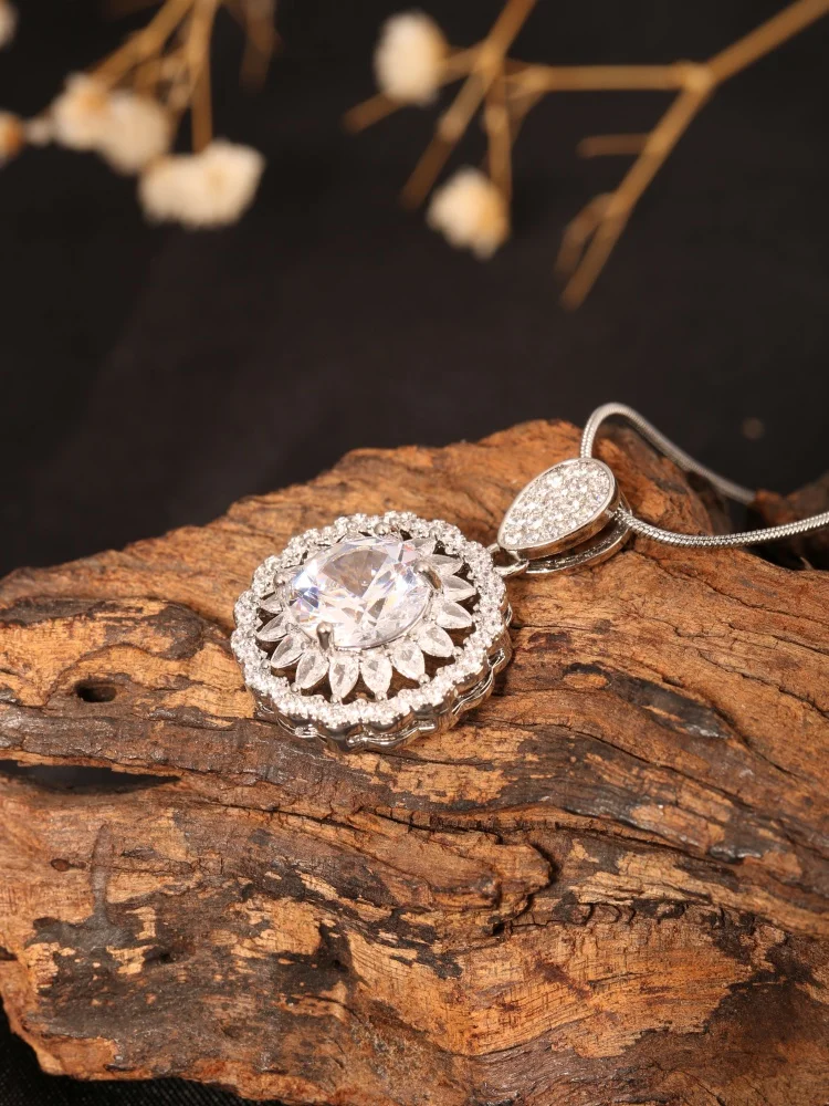 1 Piece of European and American Luxury Sunflower Copper Necklace, Exquisitely Inlaid with Super Shiny Large Carat Artificial Gemstones, Luxurious Adjustable Clavicle Chain, Gorgeous and Fashionable, Suitable for Women to Wear at Parties, Banquets, Weddings, Etc., as a Gift for Girlfriend, Wife, or for Any Occasion