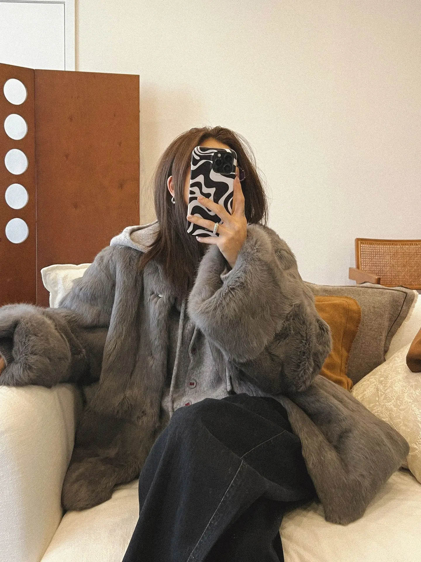 Pelliccia di coniglio dalla struttura semplice, consistenza morbida e brillante, cappotto da donna dal design a maniche lunghe