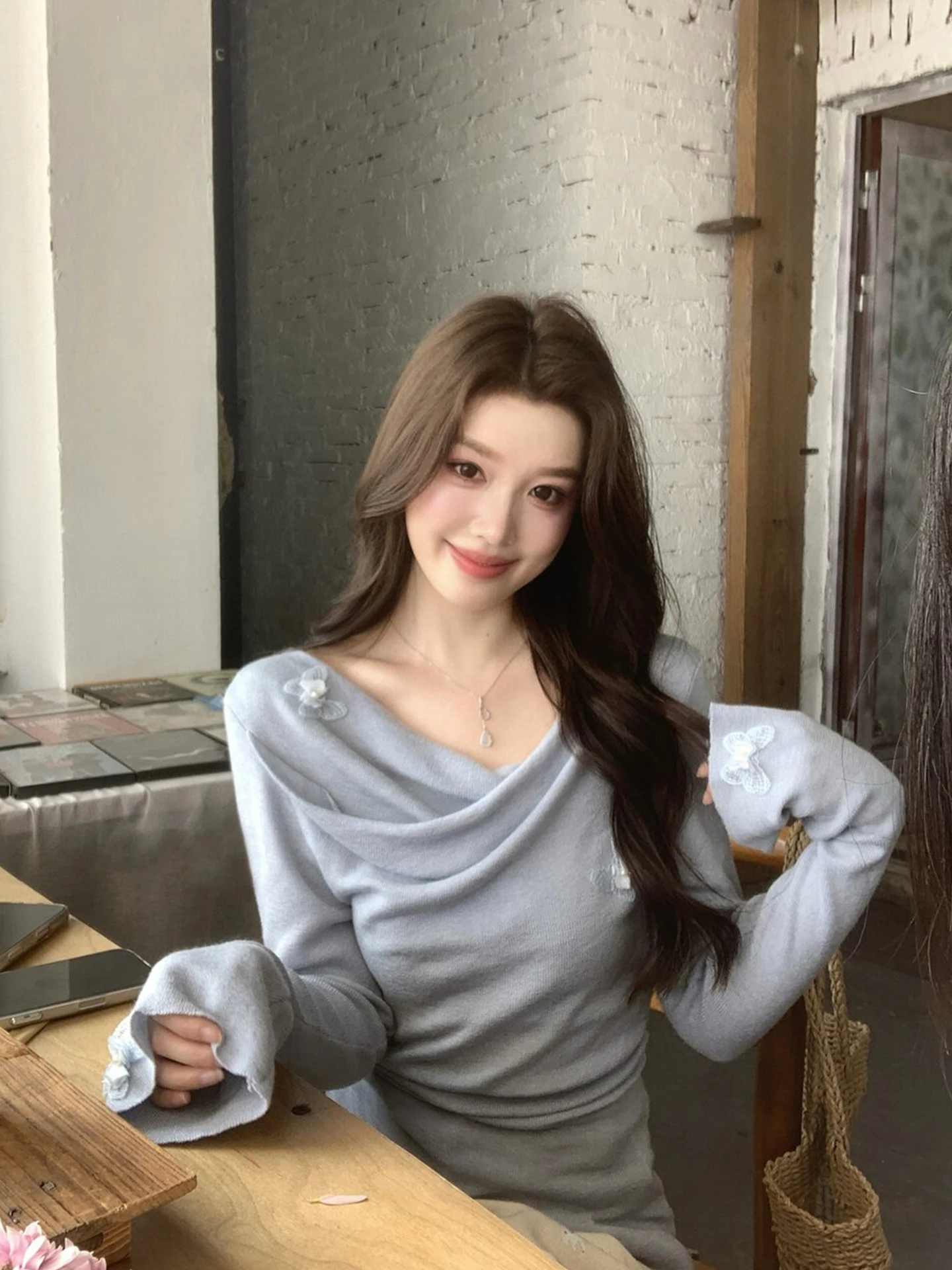 

Вязаный свитер Chuqing Independent Gentle Lady: Новинка Весны, Модный Топ с Рукавами-Колокол и Мягким Вязаным Декором