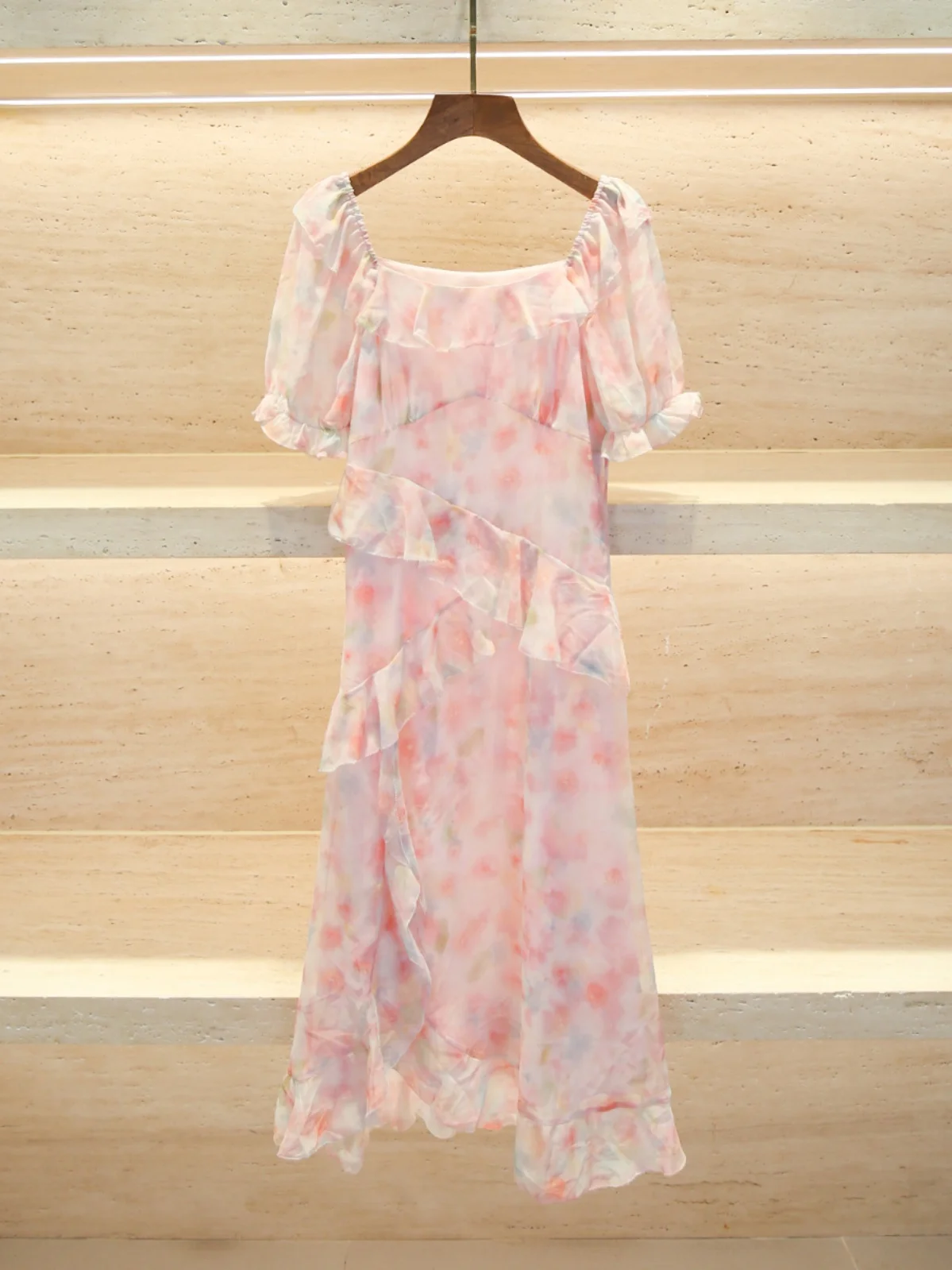 高級感のある夏らしい花柄プリントのスリット入りスクエアカラーAラインロングドレス（ナニューエレ）若いプロフェッショナル女性向け