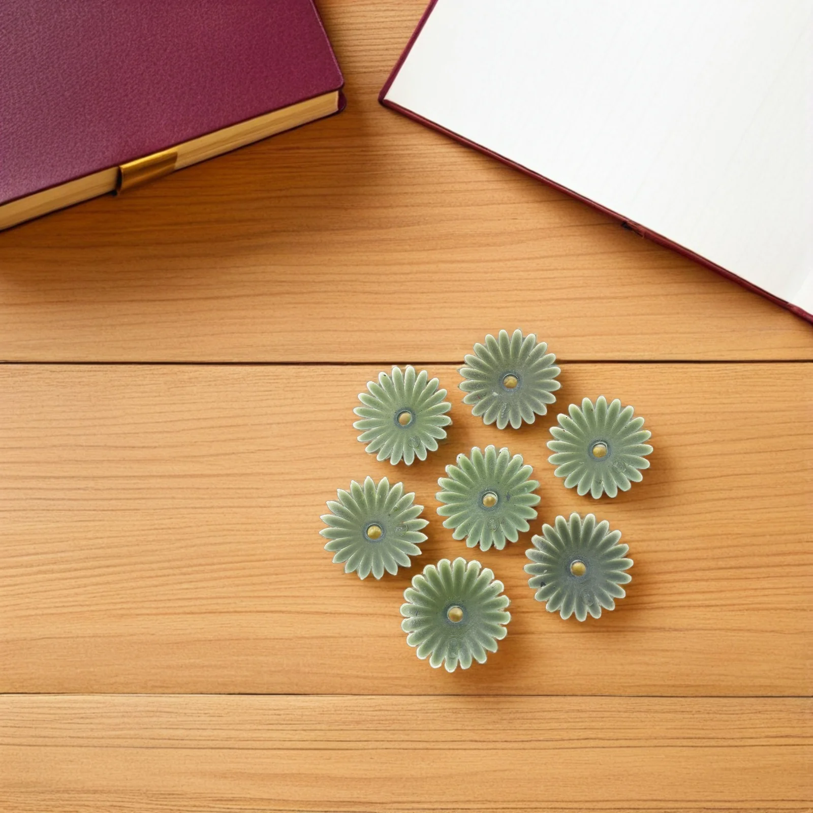 

100Pcs Artificial Flower Calyx Green Plastic Sepals Caps for DIY Bouquet Repair Chrysanthemums Daisies Making Supplies Floral